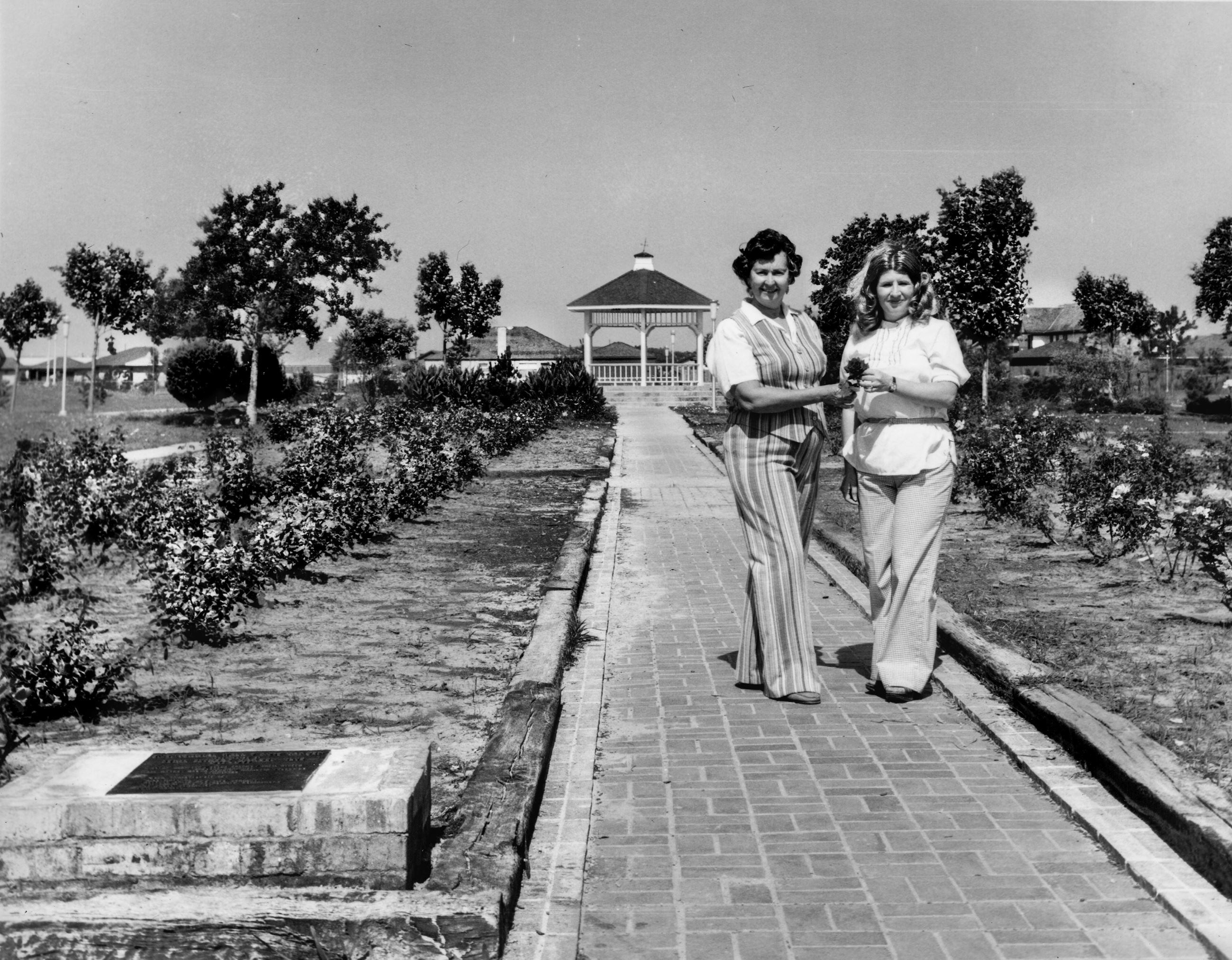 06-Dow Park Rose Garden (6 of 1)